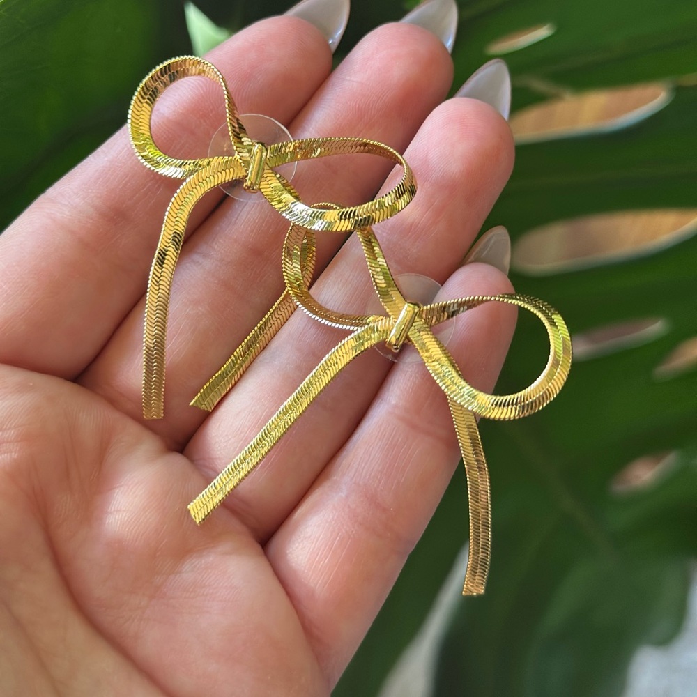 Lisa Says Gah big chain bow earrings